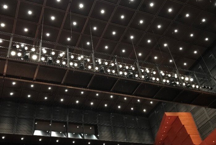 照明 シーリング・フロント | 舞台用語集 | PAC LIVE Voice | 劇場